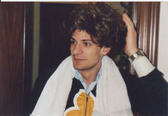 
LO SO
MI FARANNO SANTO....A PRESCINDERE!!! POVERO ZIO LELE!!!
AOOOOO...MA CHI SONO TUTTI QUESTI OSPITI???
Ma chi li ha invitati??? almeno lasciate un messaggio..O FATE COME ALCUNE PERSONE CHE CONOSCO..CHE ENTRANO E ED ESCONO DALLA MIA VITA SENZA CHIEDERE IL PERMESSO.....
LEGGI I COMMENTI (6)
-
PERMALINK
sabato 11 novembre 2006 - ore 01:03
la mia porca figura!!!!
(categoria: " Vita Quotidiana ")
però devo dire che mi donava un paio danni fa....sta parrucca molto cool..era di mia nonna..che era in chemio..poretta..un bacio alla mia nonnetta!!!
![